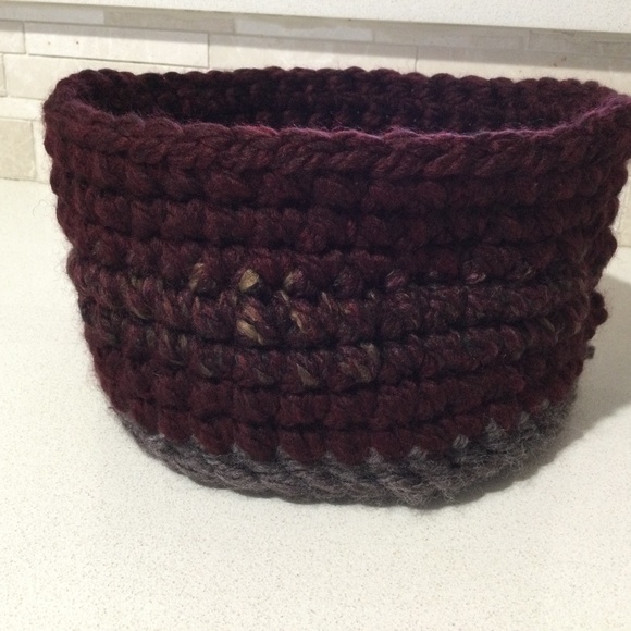 Hand crocheted 8” diameter 5.5” high basket with handles - Picture 1 of 4